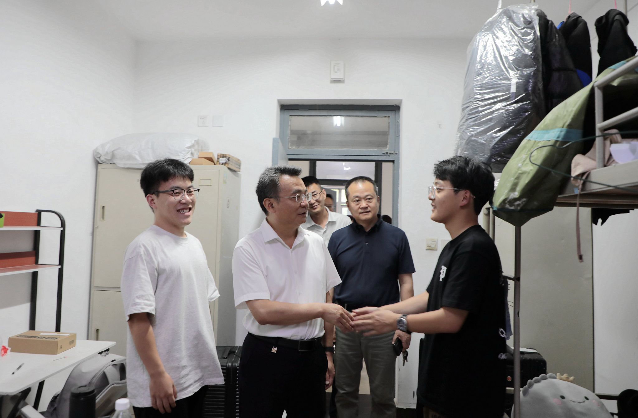 陜西科技大學領導深入學生公寓慰問送別畢業(yè)生
